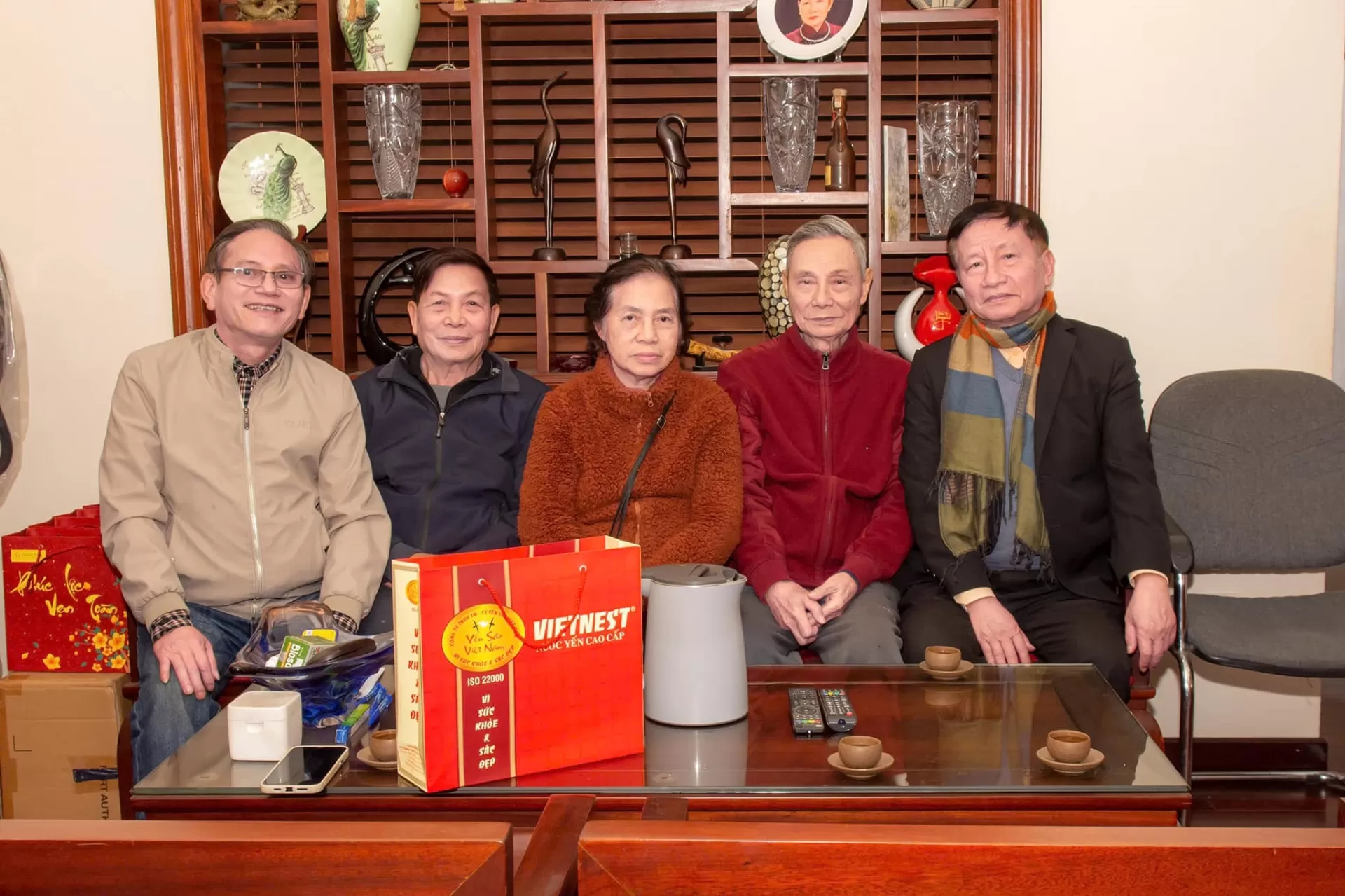 Thăm hỏi và chúc Tết các cụ cao niên từ 90 tuổi trở lên và các cụ đang đau yếu trong dòng họ