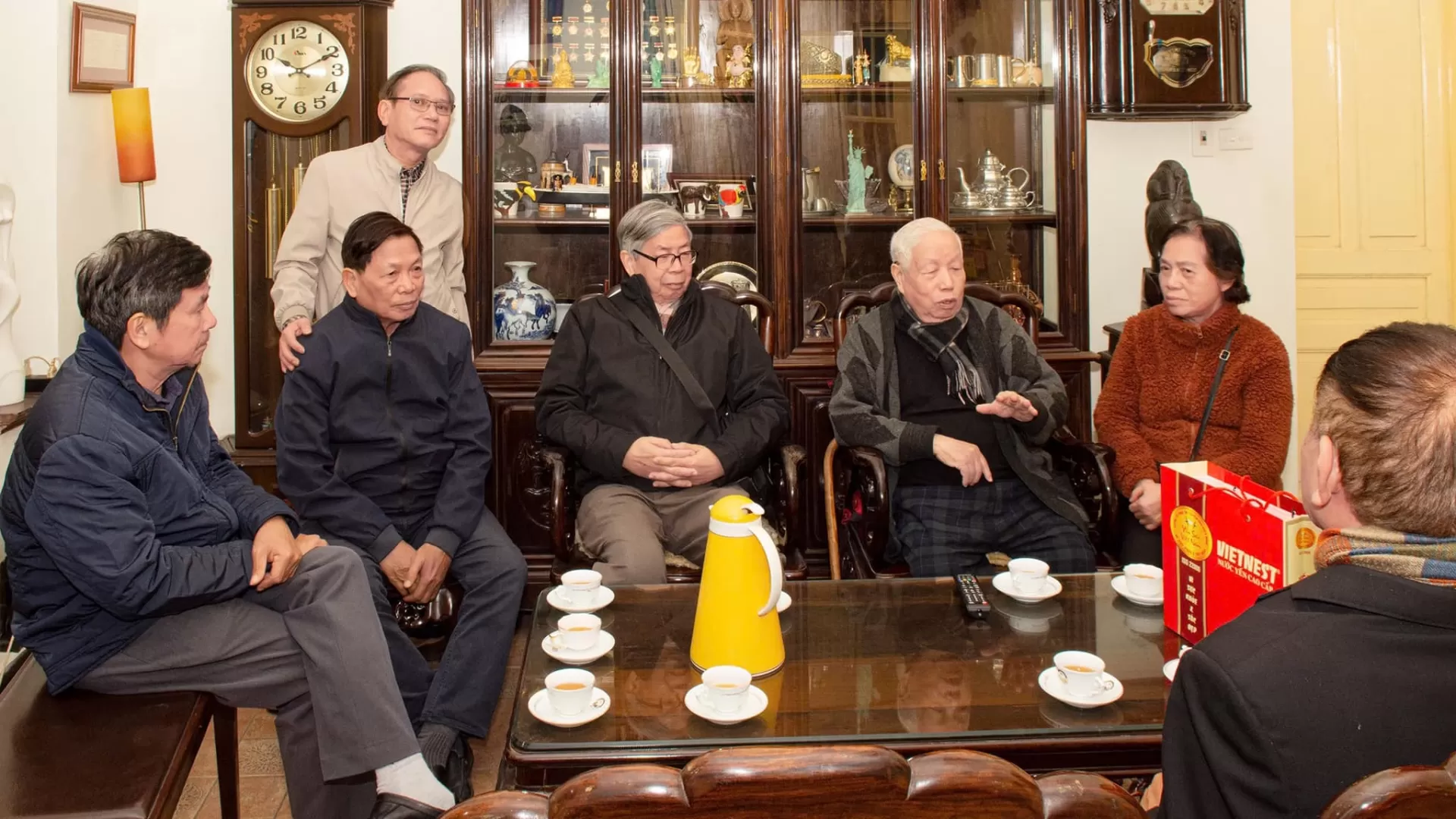 Thăm hỏi và chúc Tết các cụ cao niên từ 90 tuổi trở lên và các cụ đang đau yếu trong dòng họ